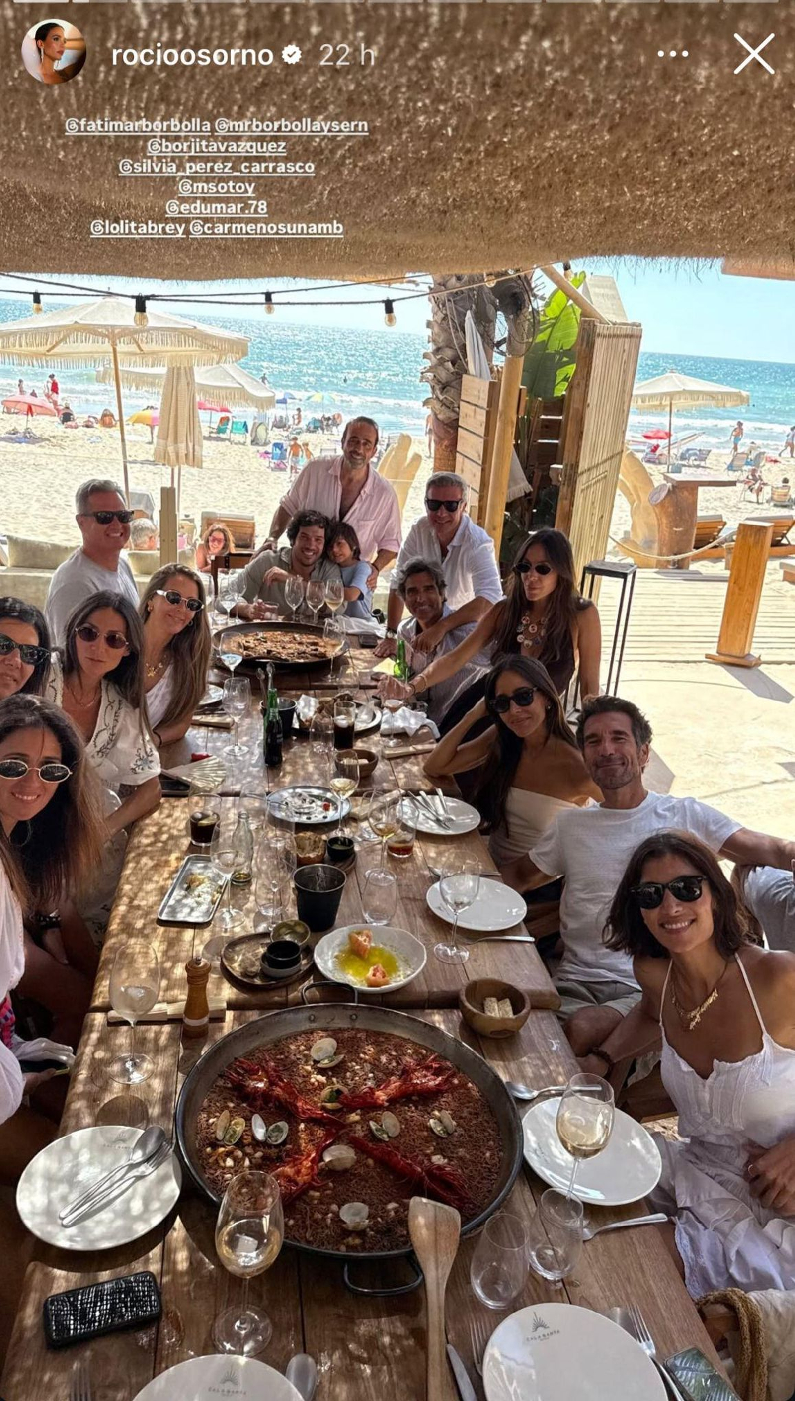 Rocío Osorno, en buena compañía, de comida en el chiringuito Calasanta, en Chipiona.