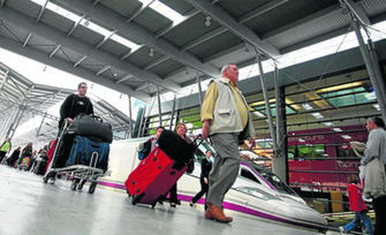 Viajeros del AVE se desplazan por el andén de la estación María Zambrano, en Málaga.