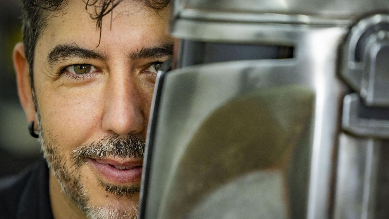 El atrecista junto a un casco de ‘The Mandalorian’ elaborado por él.
