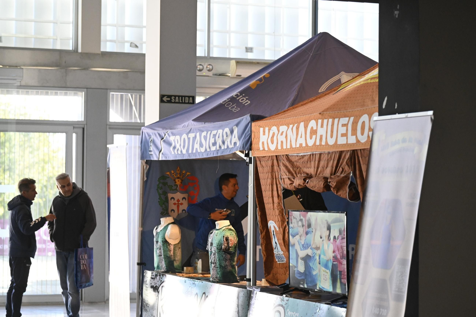 La Feria del Corredor y la entrega de dorsales para la Media Maratón de Córdoba 2025, en imágenes