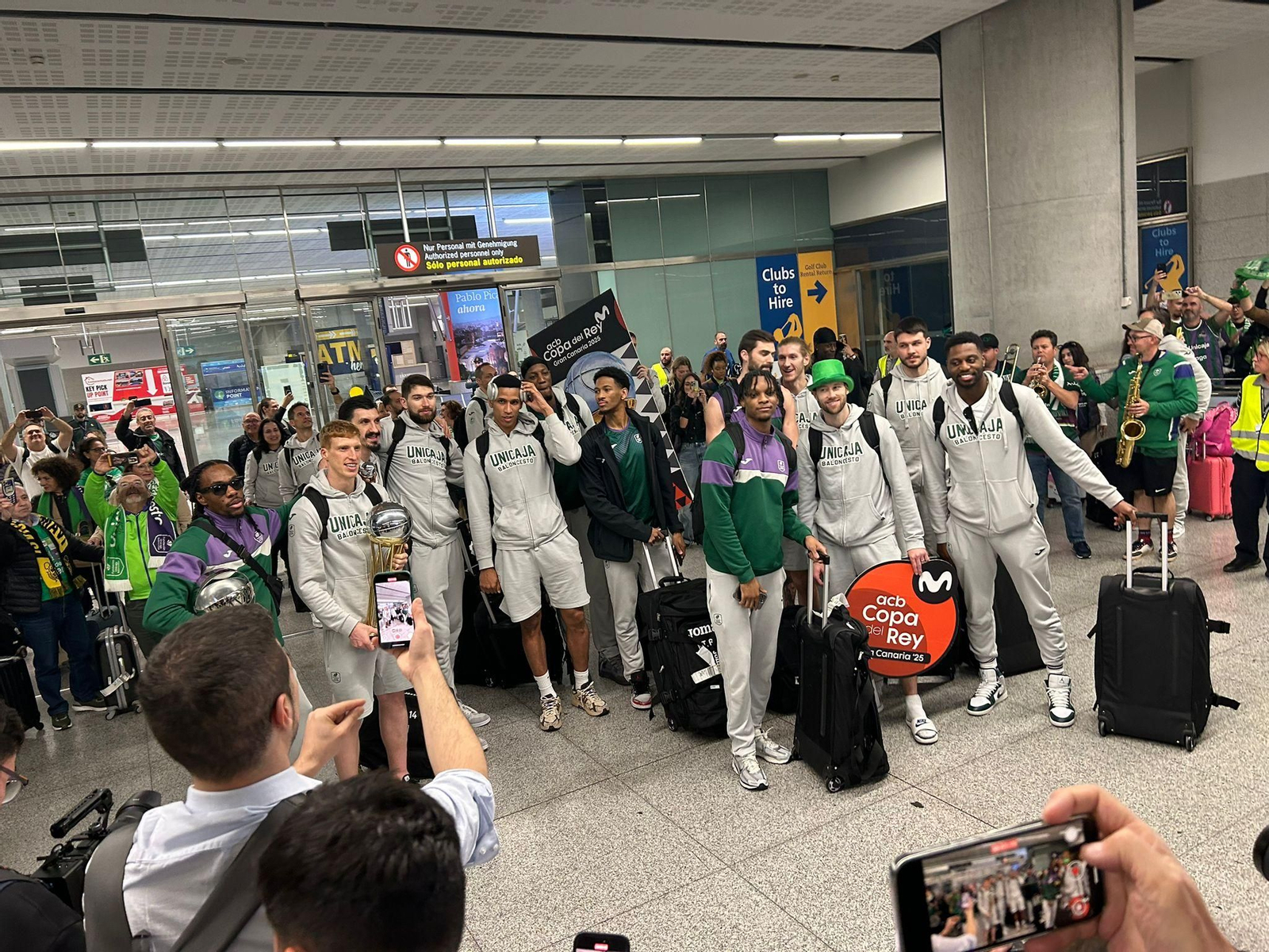 Alegría en la llegada del Unicaja al aeropuerto