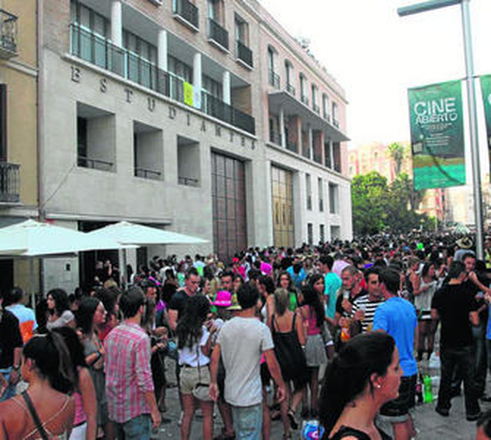 Multitudinario 'botellón' ayer en la calle Alcazabilla.