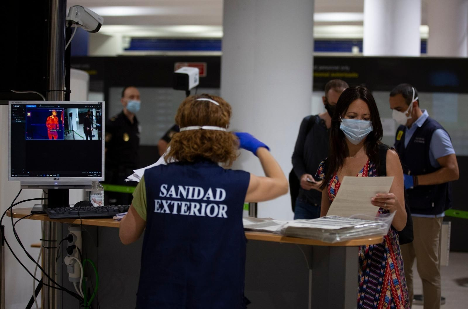 Control sanitario con cámara termográfica a pasajeros del vuelo de Londres que ha llegado este miércoles a Sevilla.
