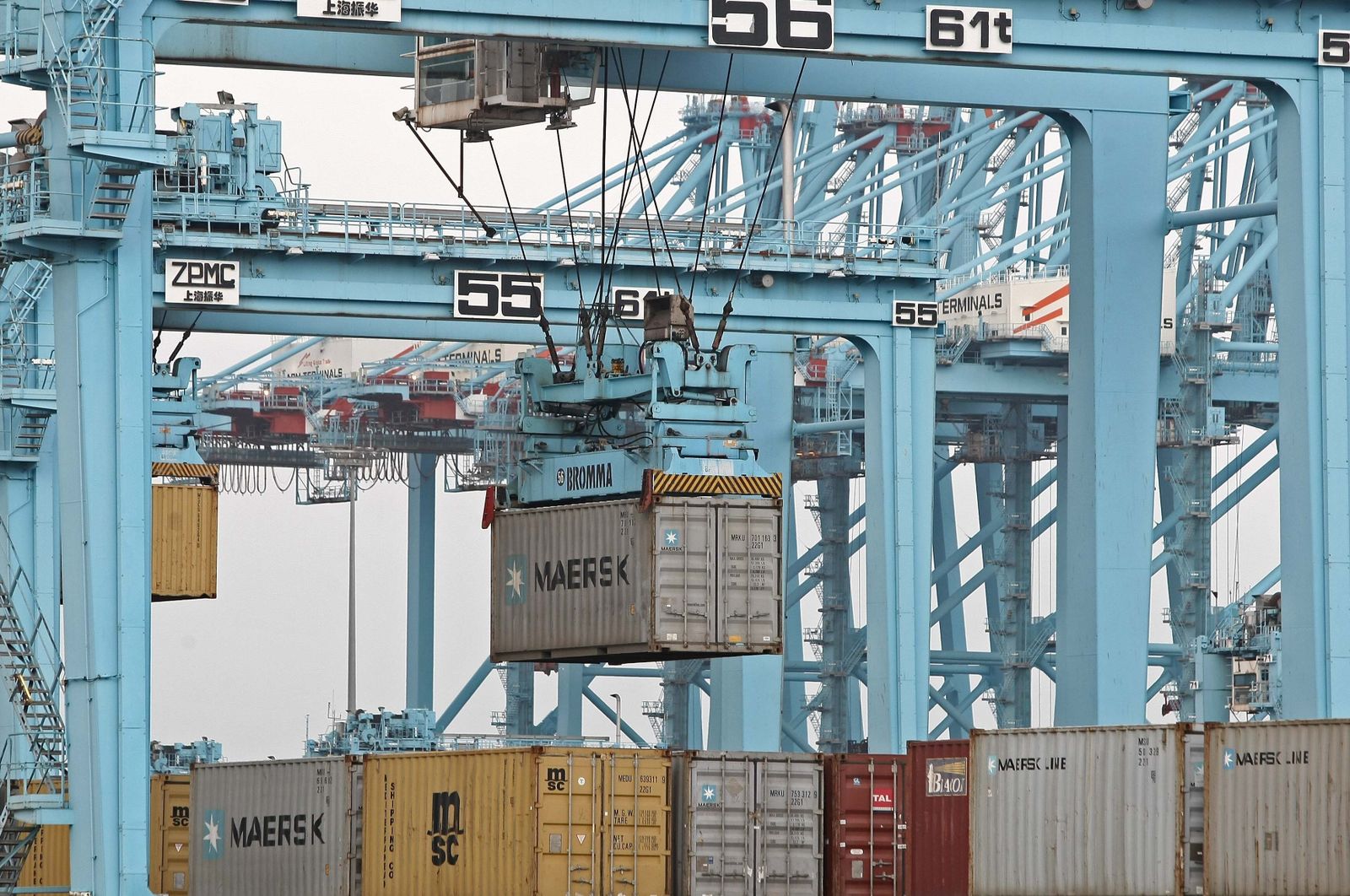 Un contenedor, durante un traslado dentro de la terminal.