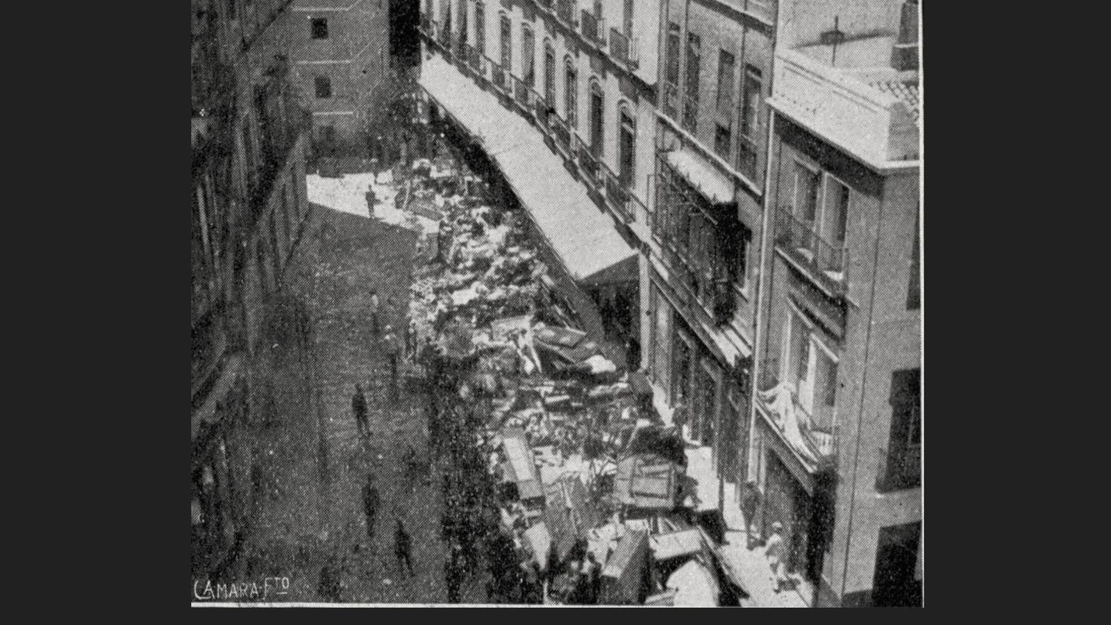 Los enseres y legajos salvados de las llamas se acumulan en plena calle