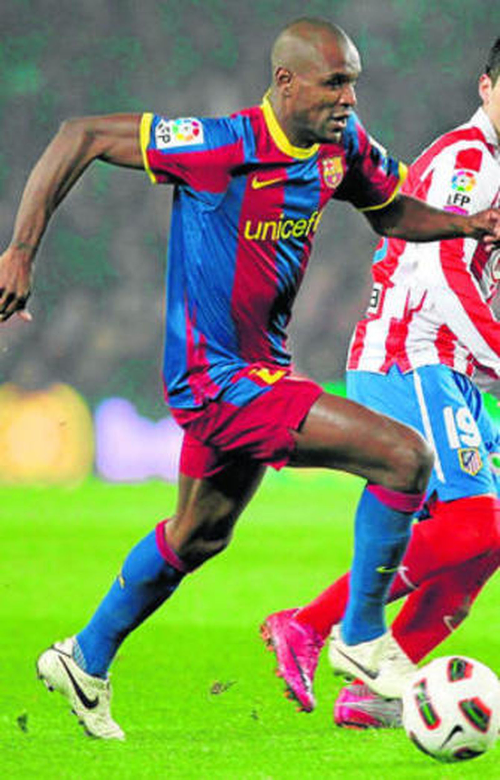 Eric Abidal, en un enfrentamiento ante el Atlético de Madrid,.