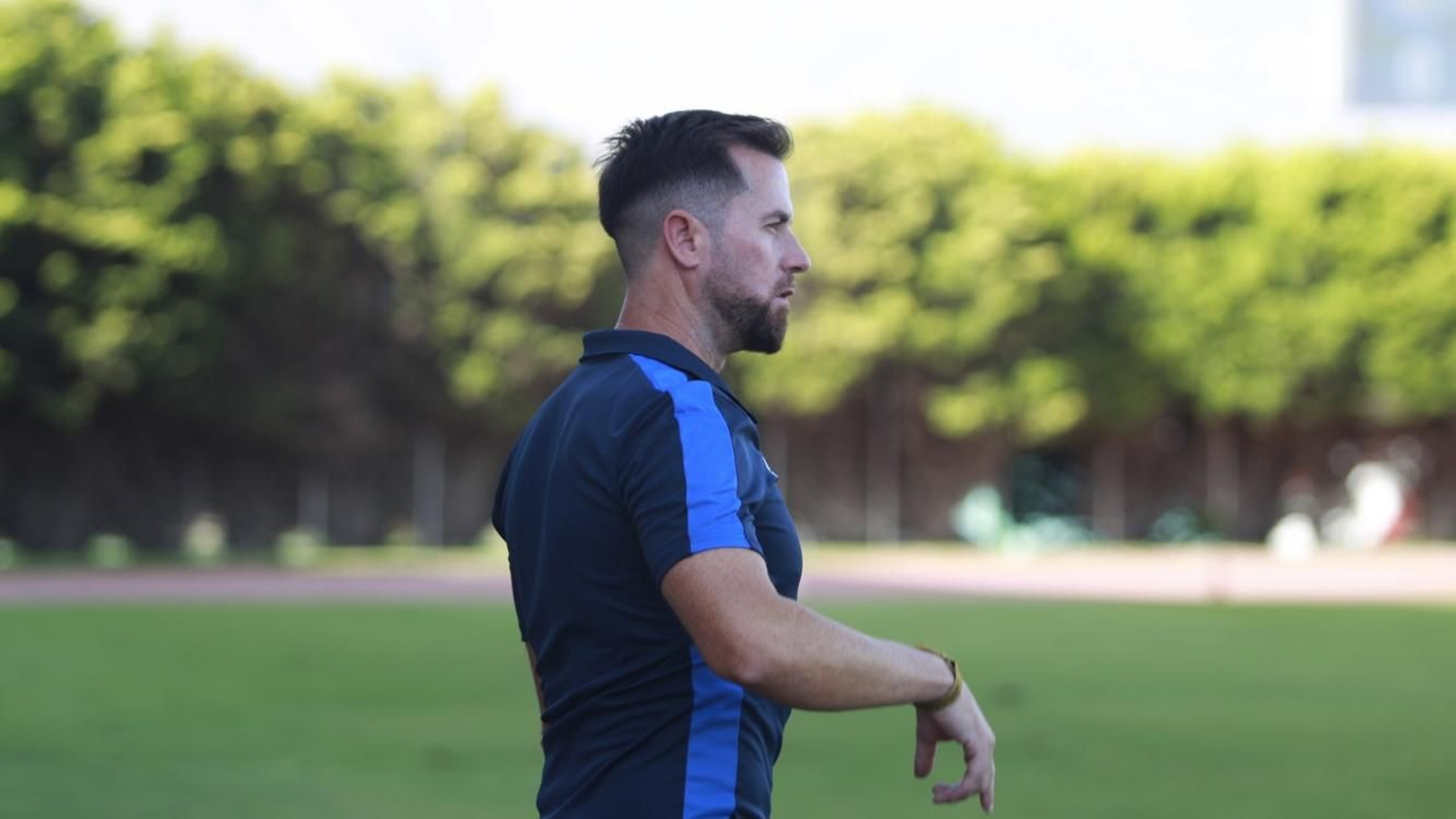 Carlos Jiménez da instrucciones en el estreno liguero en Santo Domingo.
