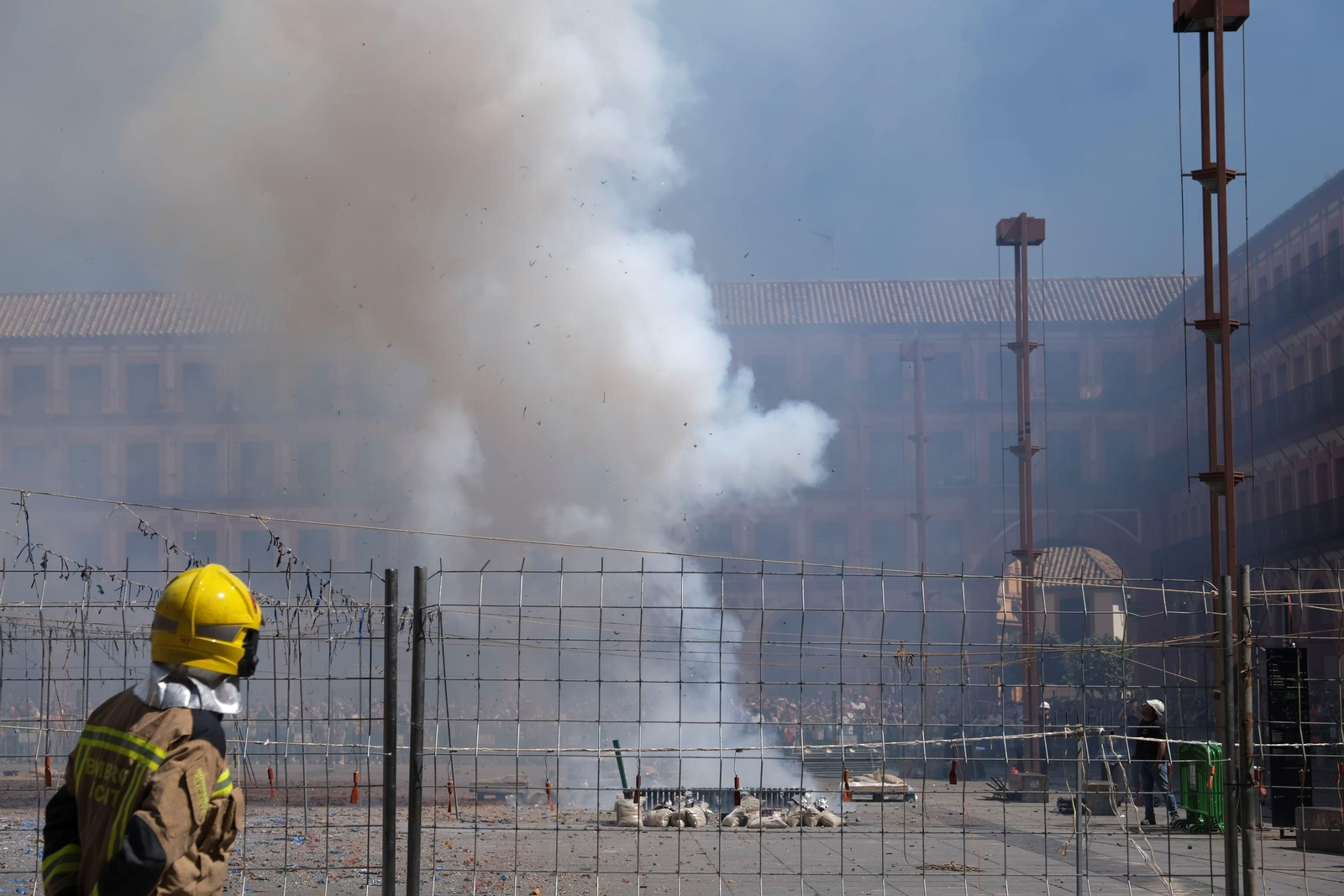 La 'máscletá' y el desfile de 'belleses' alicantinas celebrado en la plaza de la Corredera de Córdoba, en imágenes