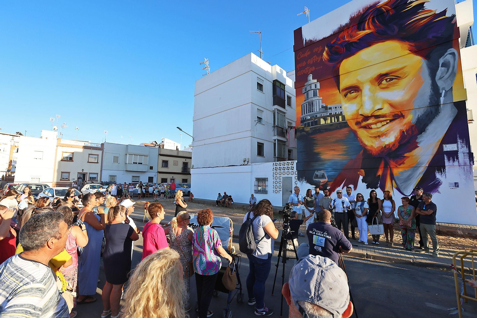 Imágenes de la inauguración del mural homenaje a Manuel Carrasco en Isla Cristina