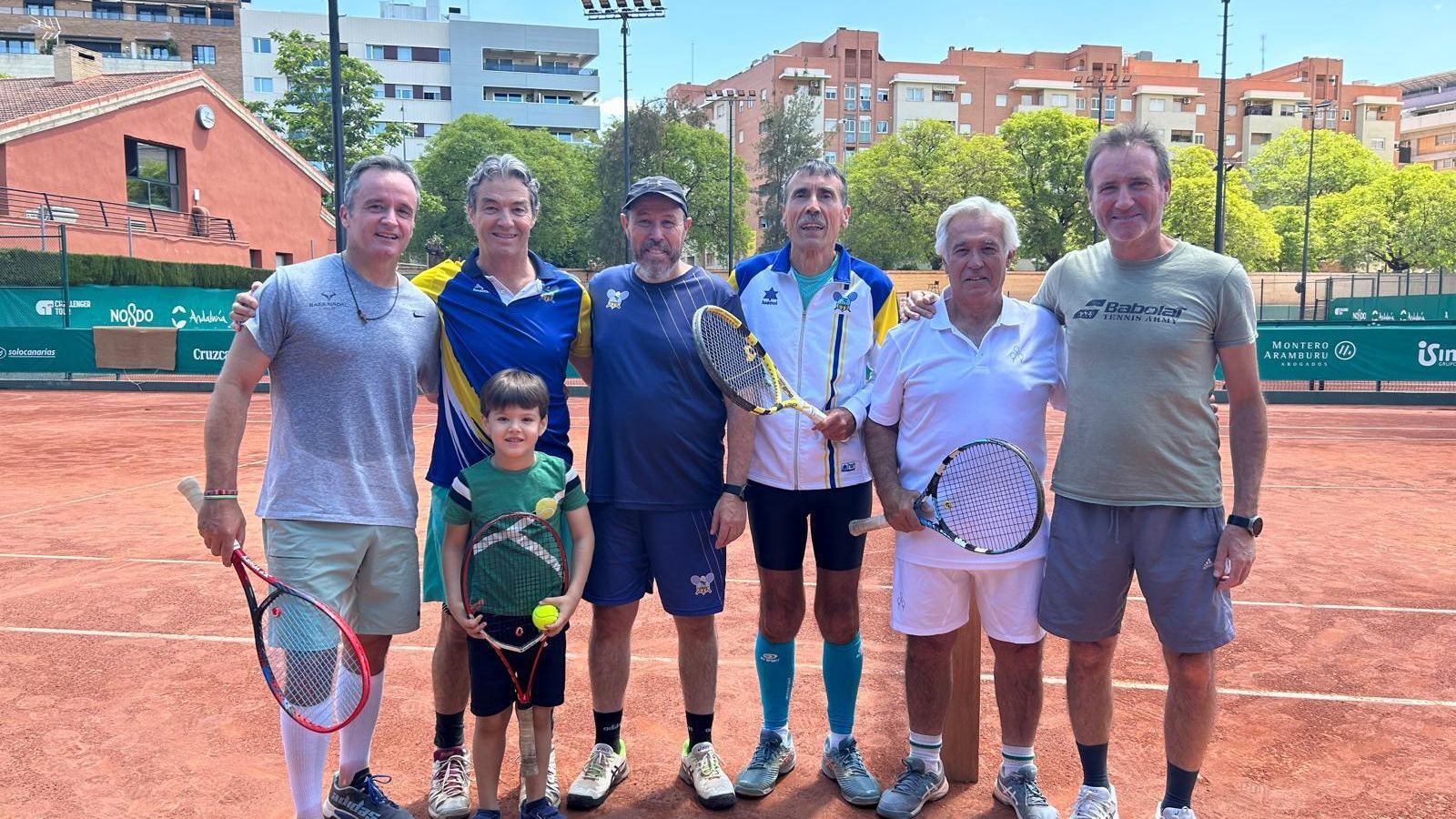 Ramón Romero, con sus compañeros del Tenis Oromana.