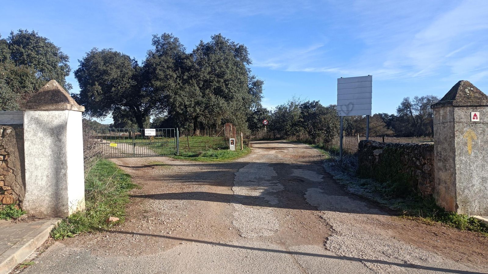 Comienza la pista de tierra.
