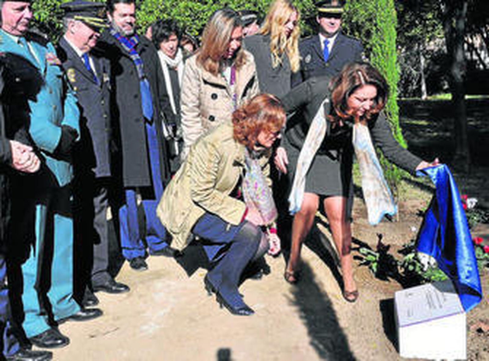 La delegada del Gobierno en Andalucía, Carmen Crespo, descubre una placa a las víctimas de violencia de género.