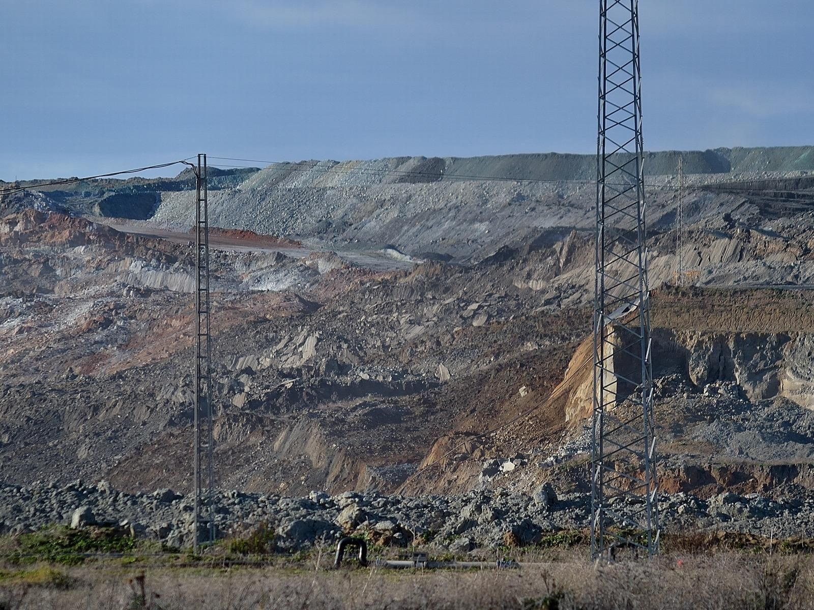 Una vista de la explotación, con el terrenos deslizado.
