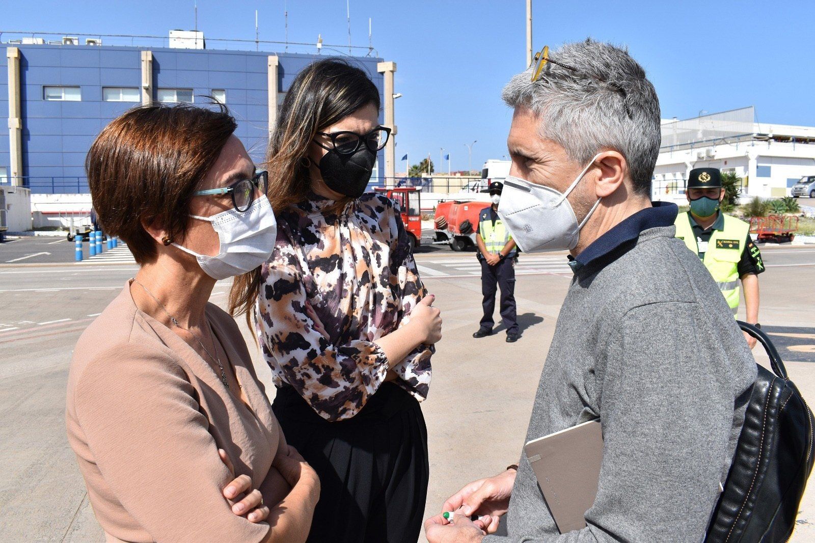 El ministro de Interior, Fernando Grande-Marlaska, conversa con la directora general de la Guardia Civil, María Gámez, en presencia de la delegada del Gobierno en Melilla, Sabrina Moh Abdelkader, a su llegada a la ciudad autónoma