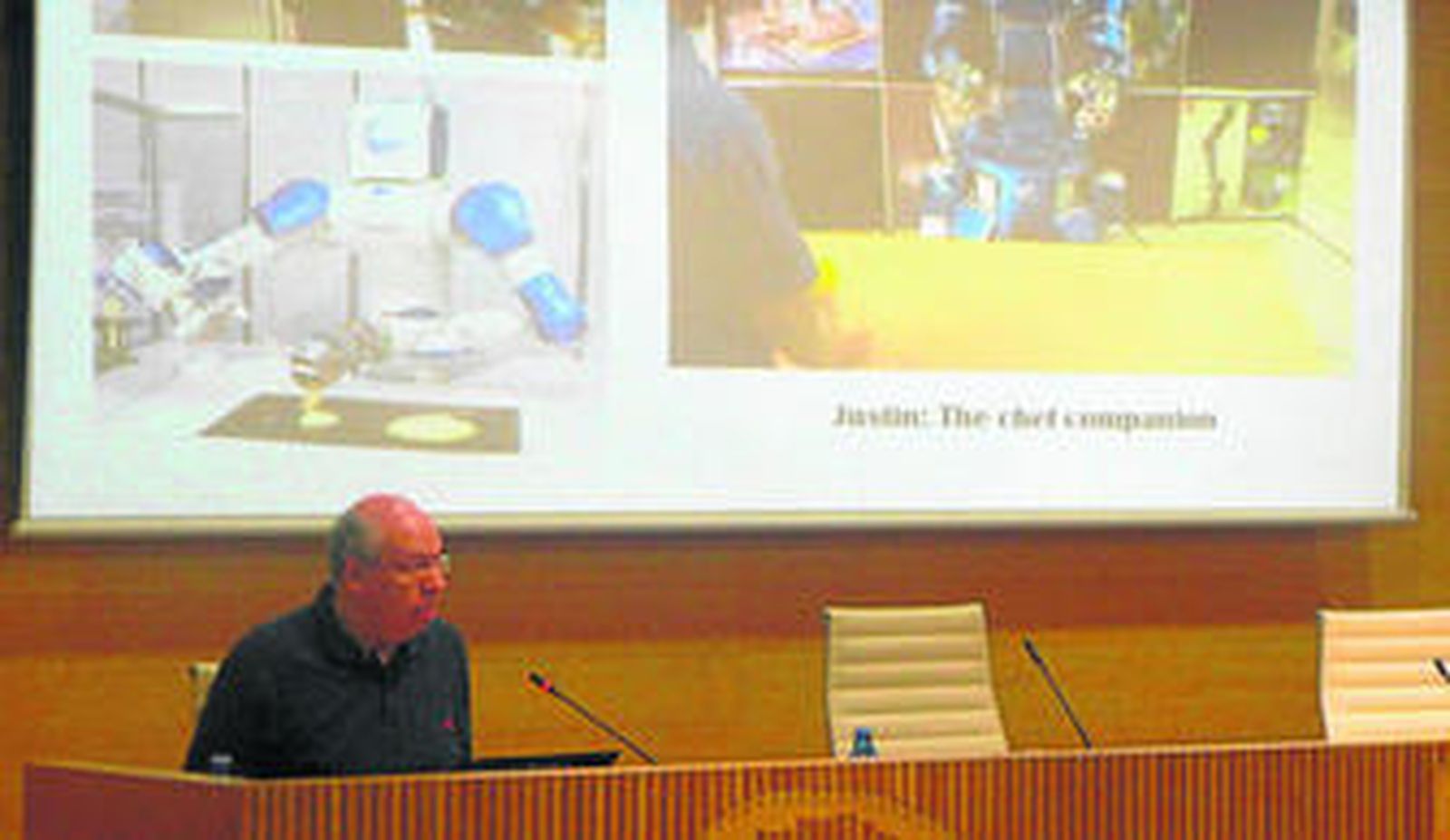 Carlos Balaguer ofreció las dos ponencias del curso de robótica en su última jornada.