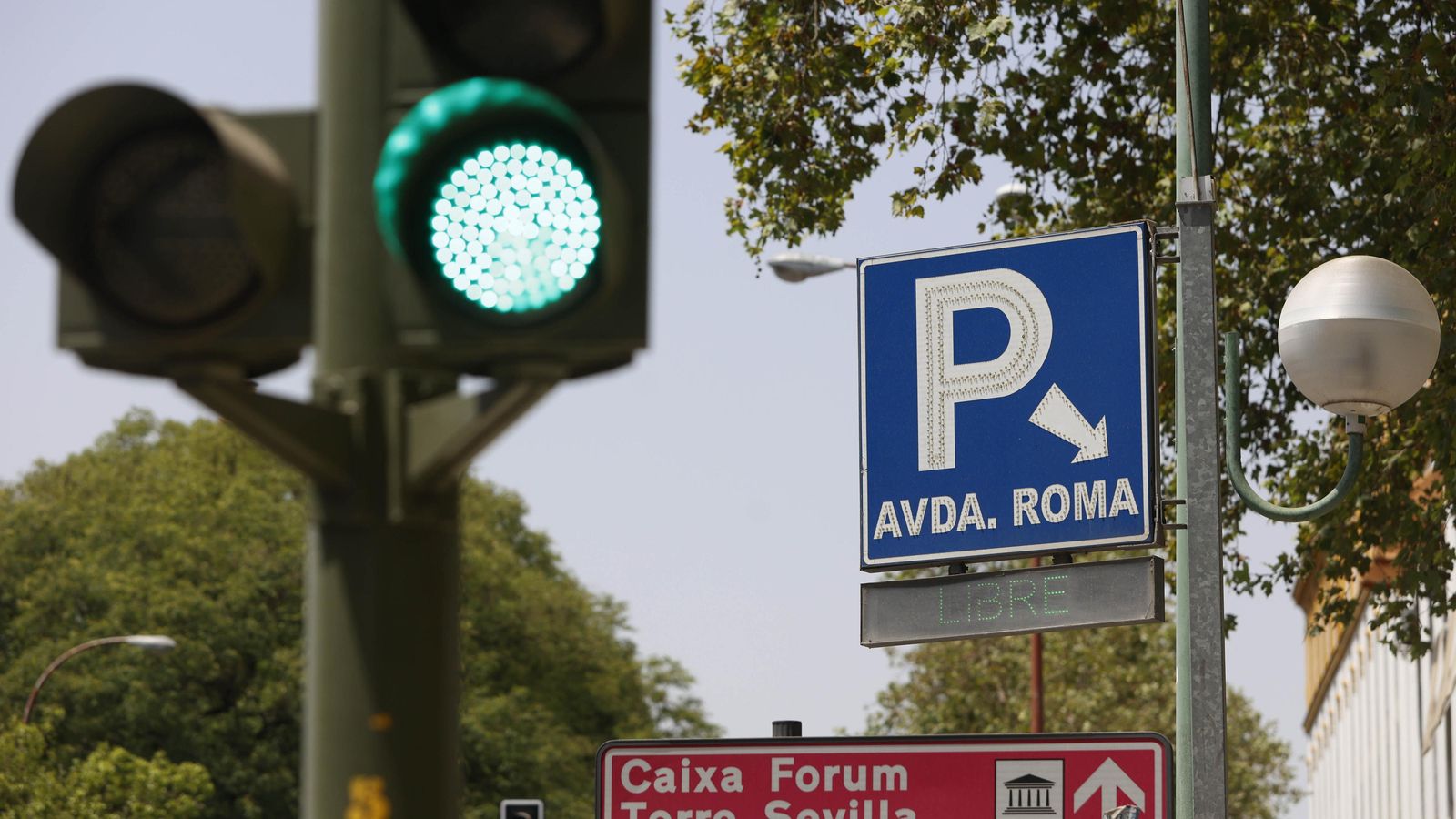 Cartel que indica la entrada al parking de la avenida de Roma.