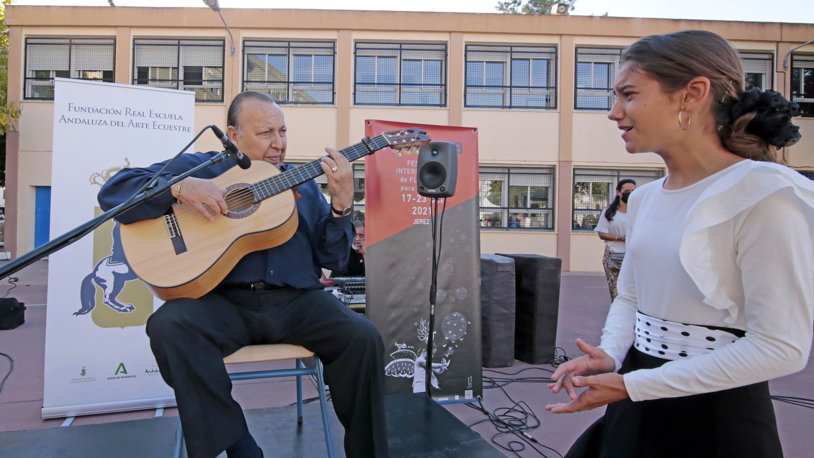 Imágenes del expectáculo de la Real Escuela y Paco Cepero en el colegio Luis Vives