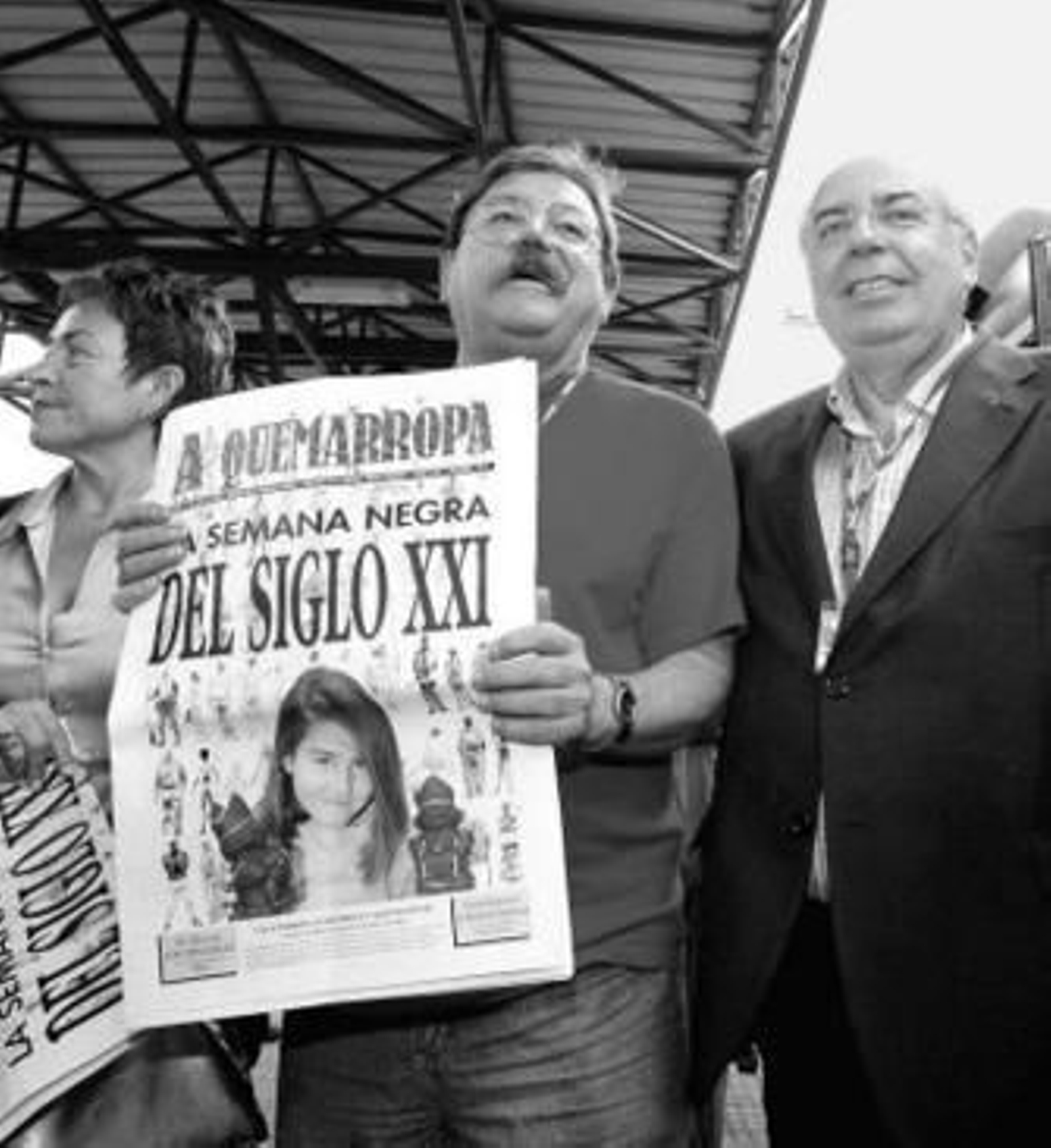 Taibo y Areces, con el periódico oficial de la Semana.