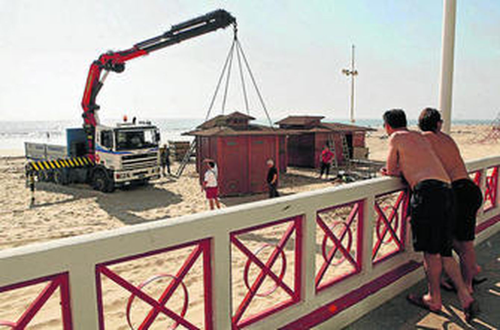 Cádiz fue la primera capital en instalar chiringuitos desmontables en las playas.