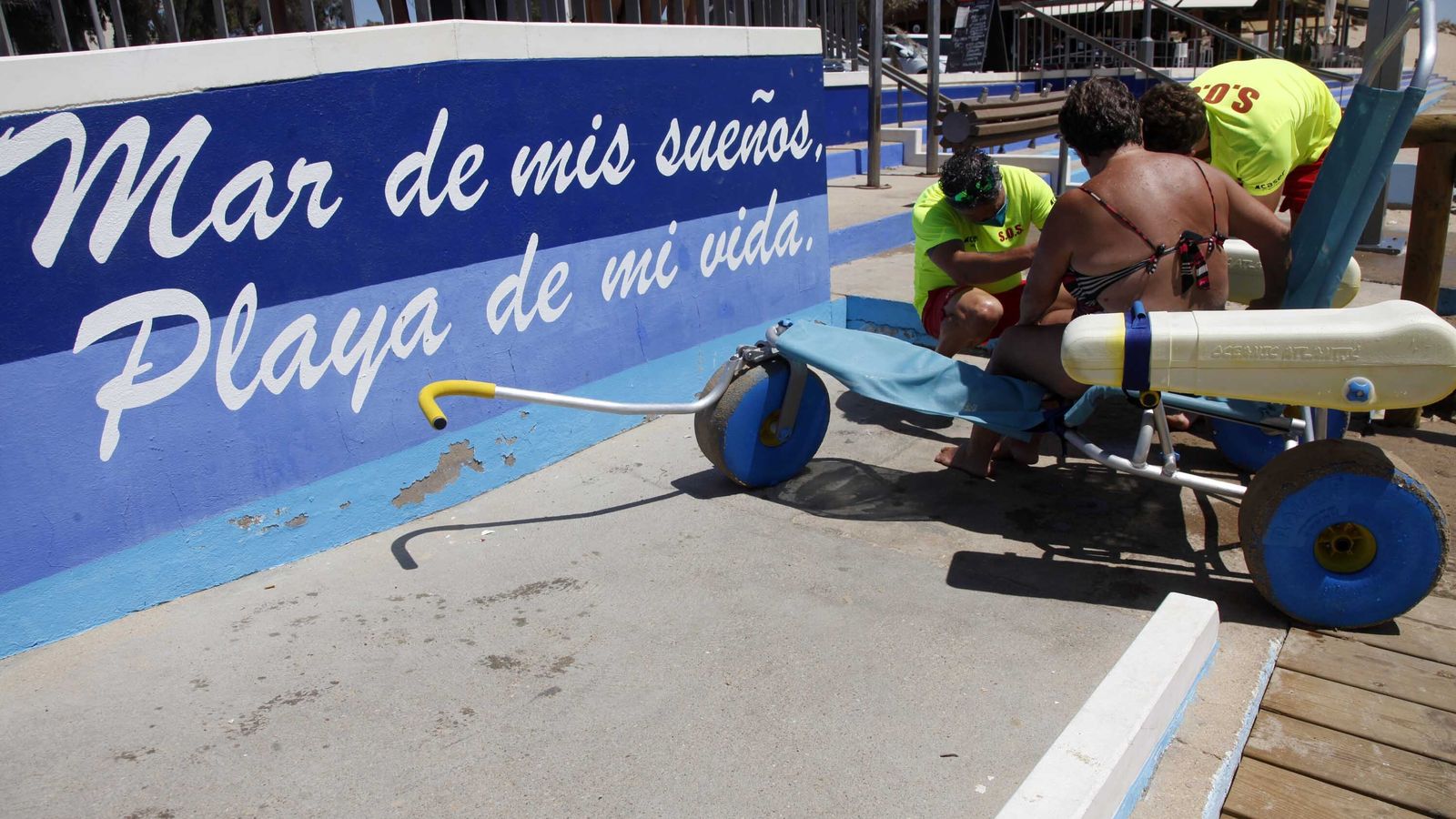 El Ayuntamiento de Isla Cristina ha hecho una clara apuesta para adaptar sus playas a personas con movilidad reducida