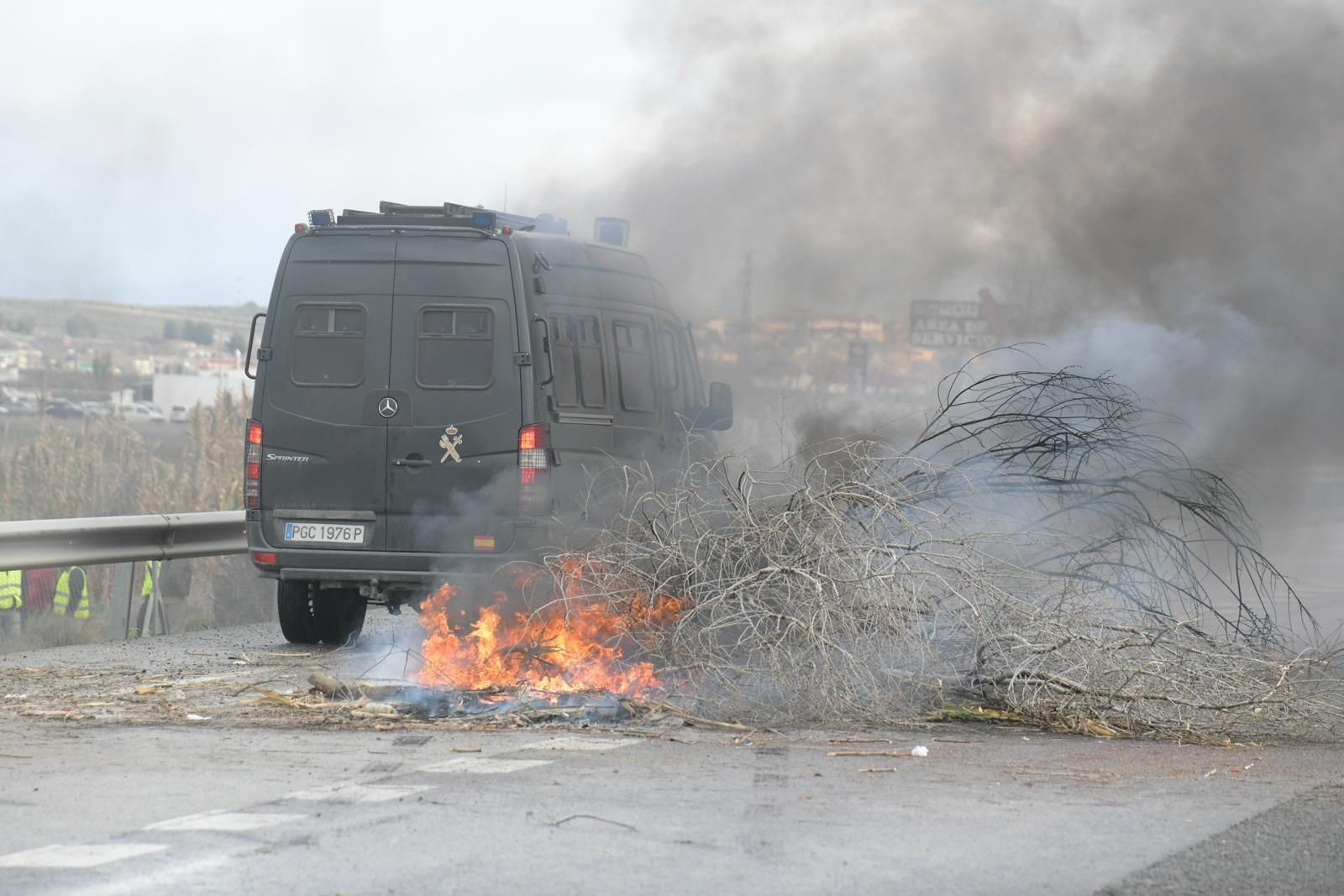 La intervención de la Guardia Civil en el corte de la A-92 por los agricultores, desde dentro