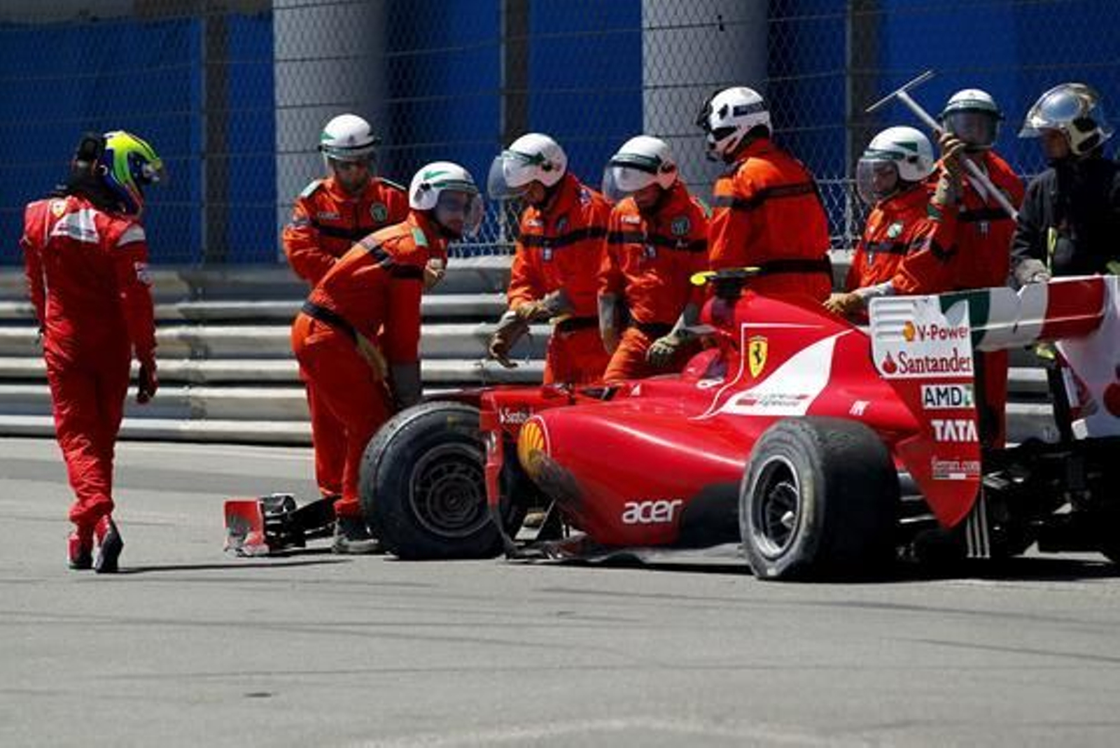 Felipe Massa chocó contra las protecciones después de que Lewis Hamilton le tocase y no terminó la carrera.

Foto: EFE