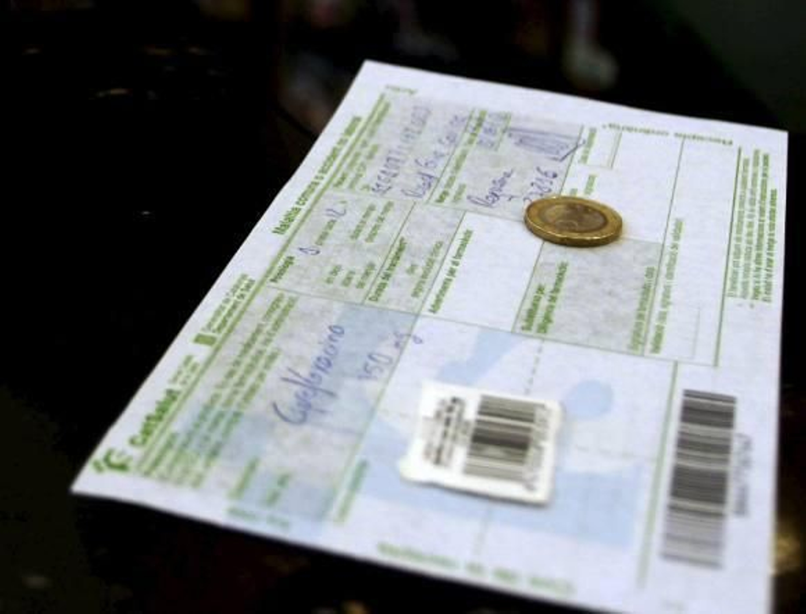 Los usuarios catalanes pagan con resignación el euro en farmacias menos concurridas