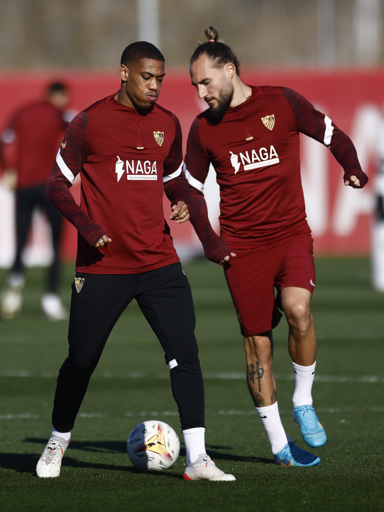 Martial y Gudelj, durante el entrenamiento de ayer.