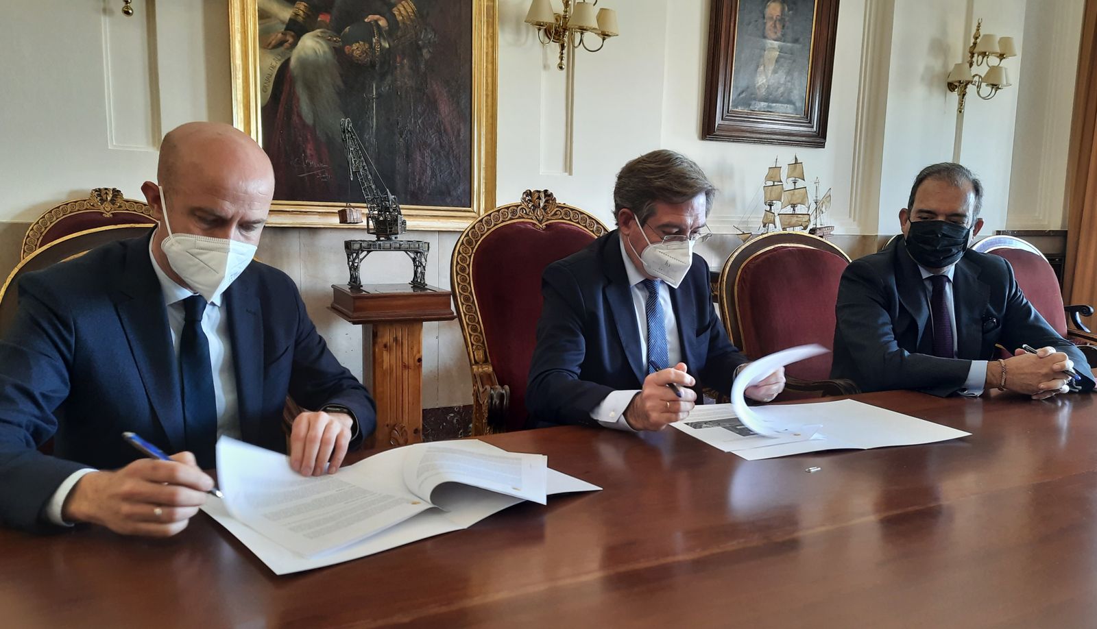 De izquierda a derecha, Miguel Díaz Batanero (Metrovacesa), Rafael Carmona (Puerto de Sevilla) y Antonio Gil (Metrovacesa).