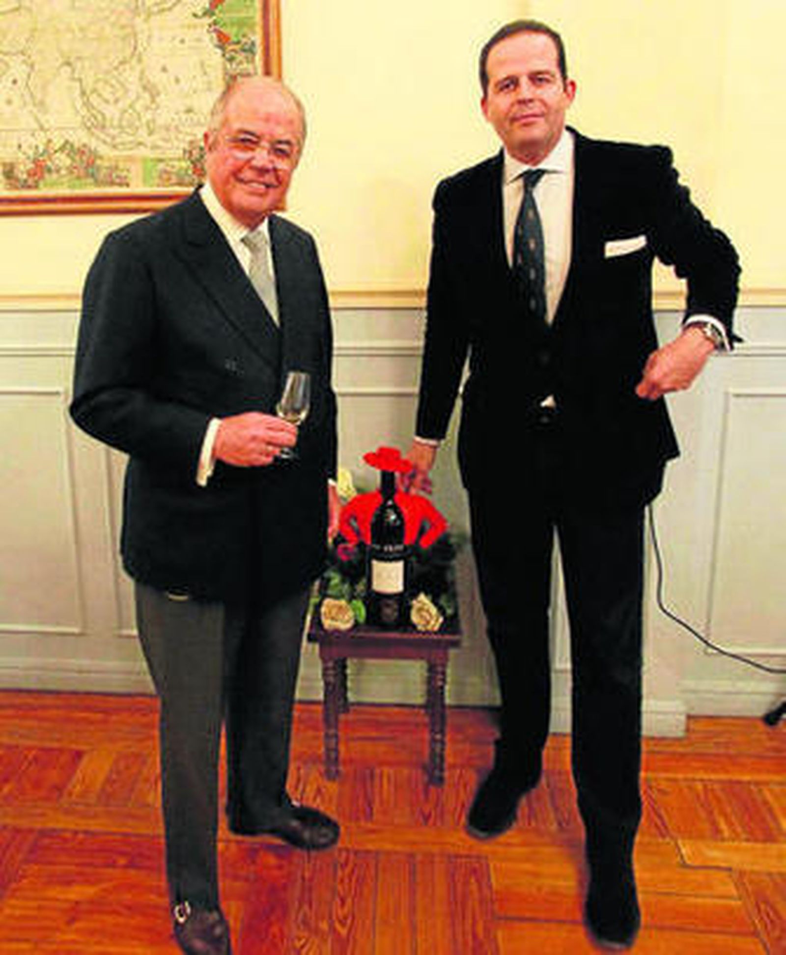 Manolo Fernández García-Figueras y Miguel Primo de Rivera hijo comparten una copa en la pasada Berza.