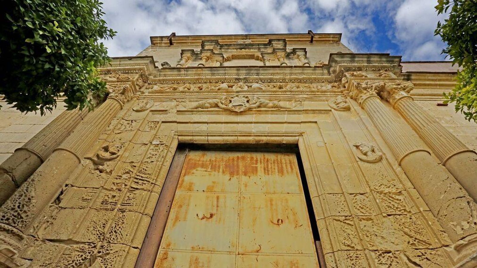 Portada del Palacio de Riquelme.