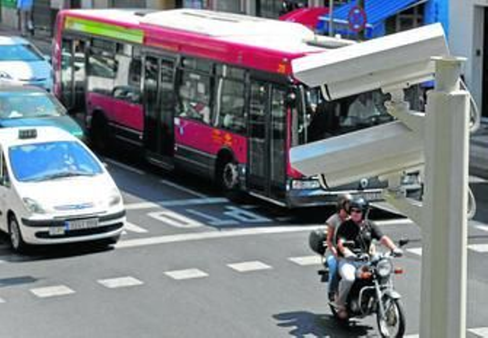 Vehículos circulando junto a las cámaras instaladas en los accesos a la Puerta de Carmona.