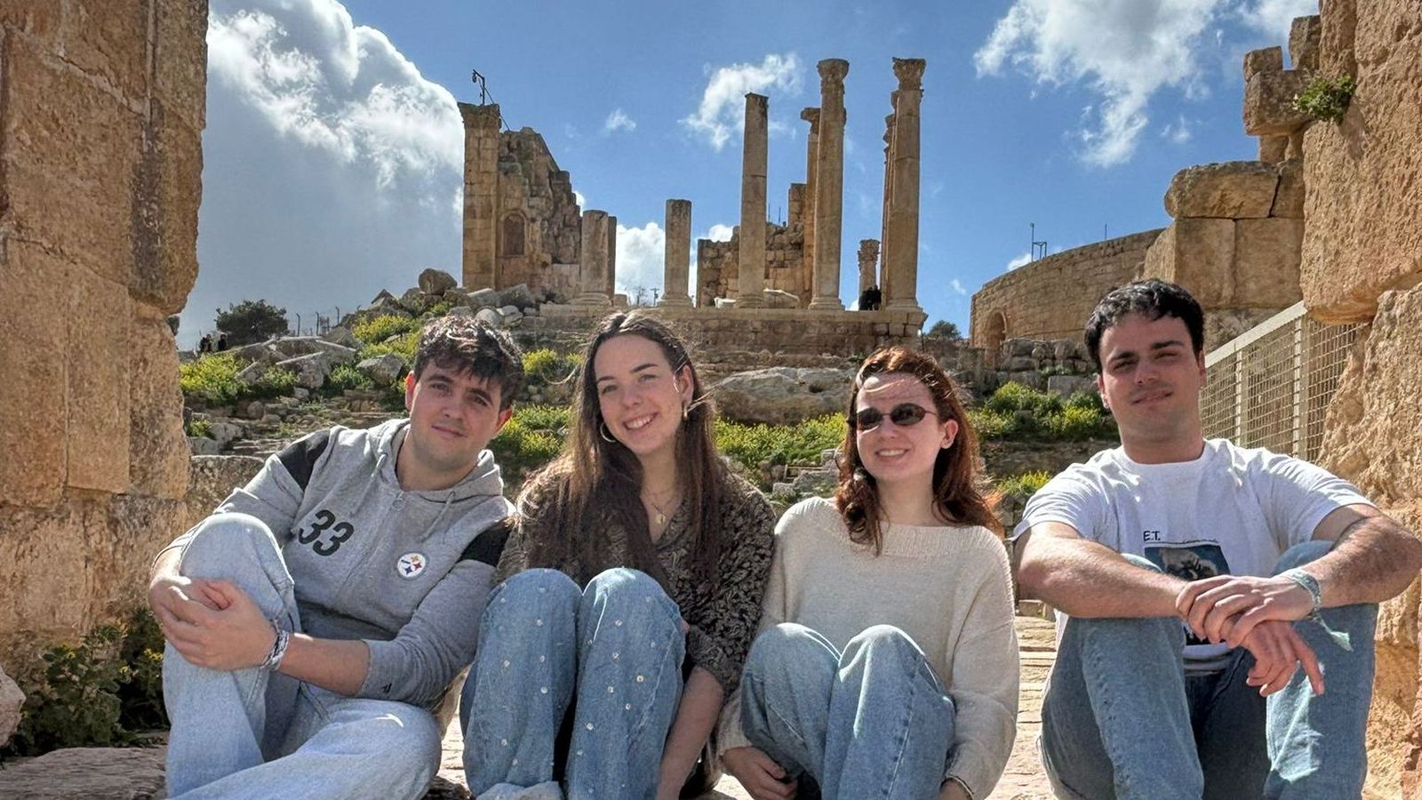 El malagueño Pablo Gómez (izquierda) con su grupo de amigos en Jordania.