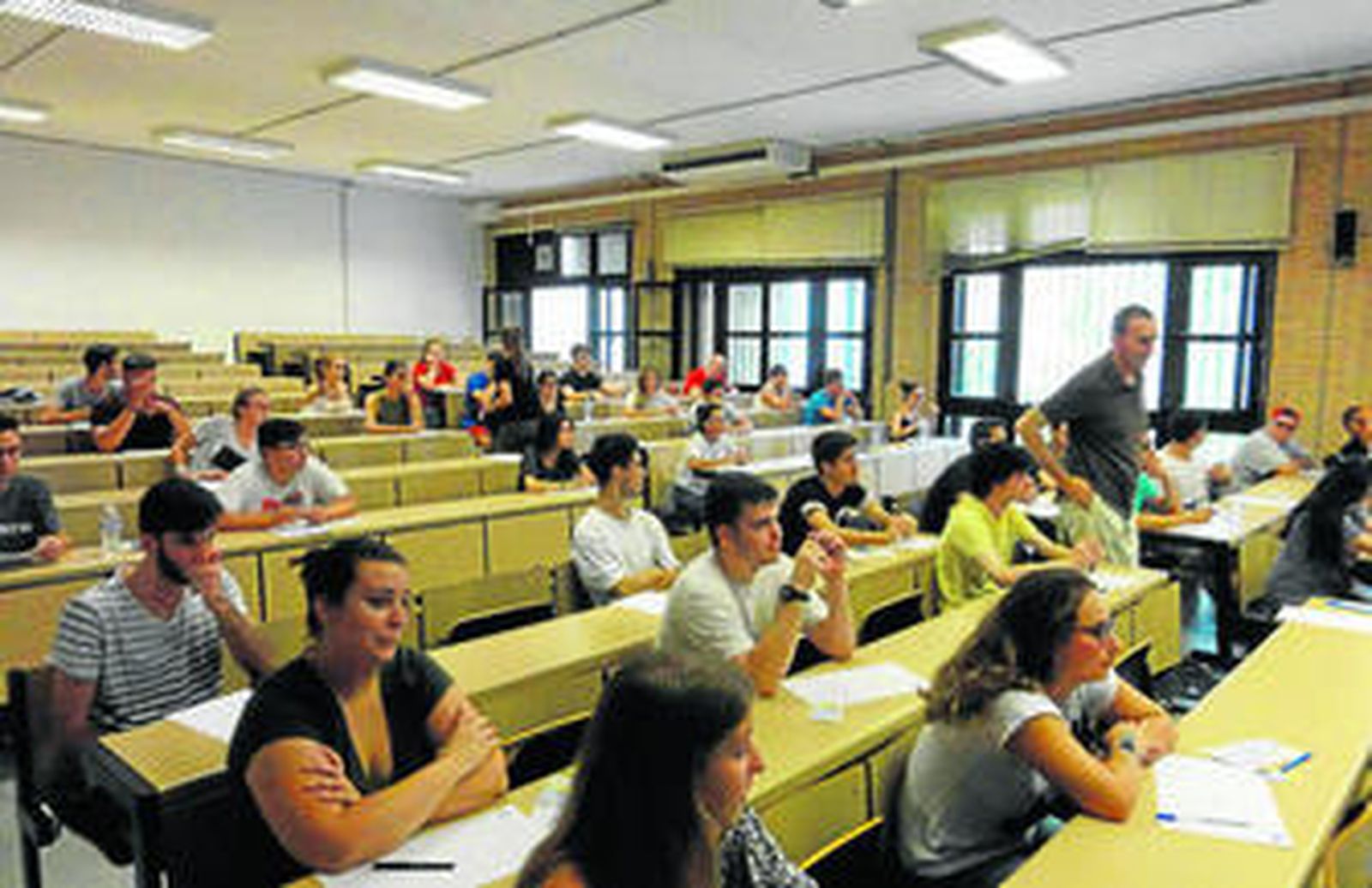 Los alumnos reciben los exámenes que decidirán su futuro lectivo.