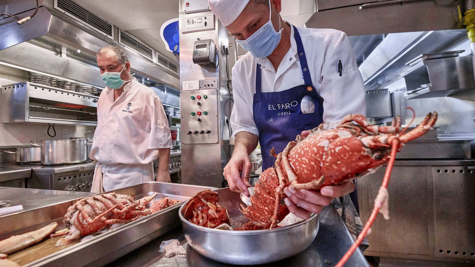 La cocina en plena actividad el día de la reapertura,  José Manuel Ojeda (i) y Ángel Pérez, preparando bogavantes.