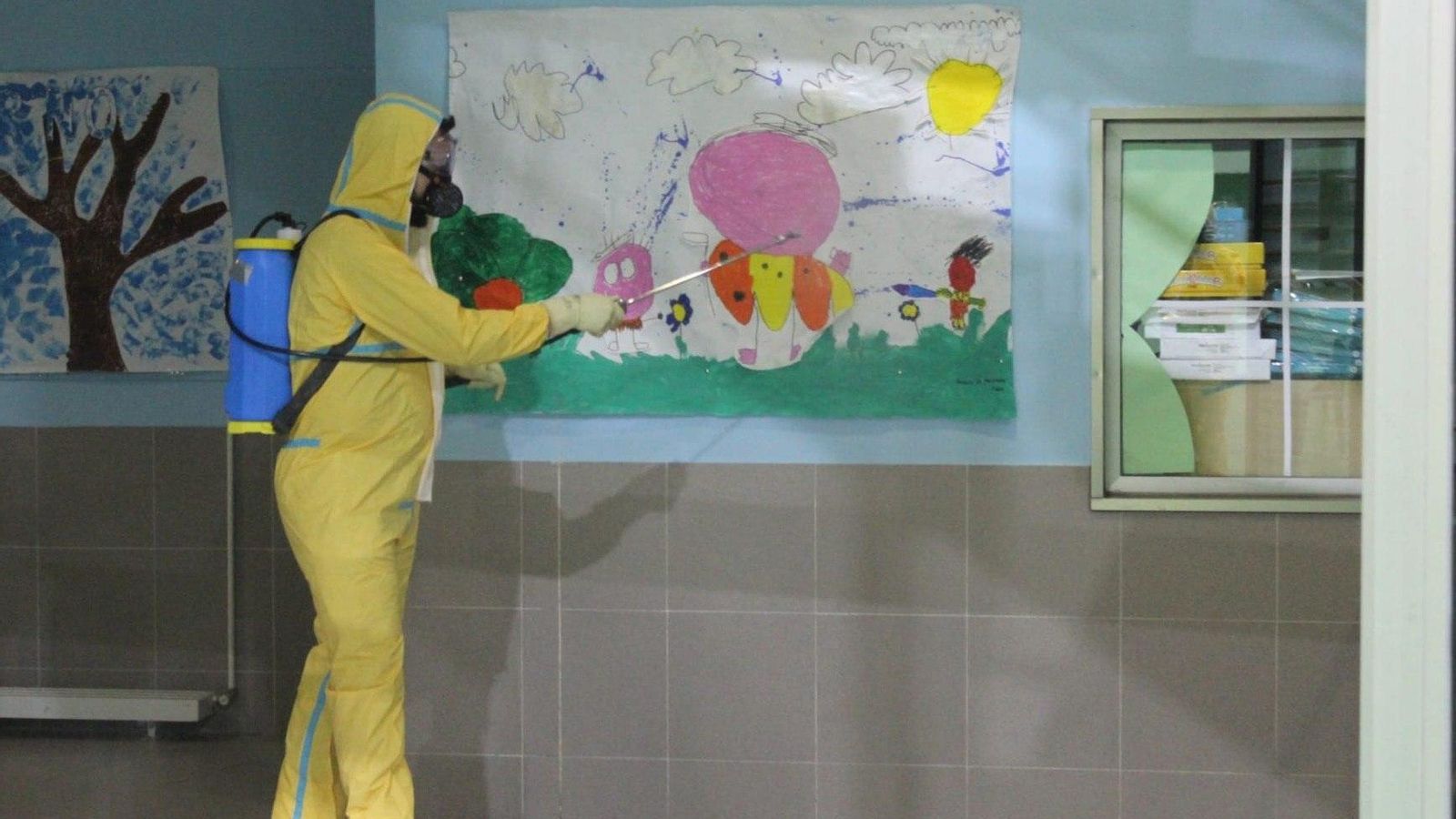 Las zonas comunes de los colegios también son objeto de desinfección.