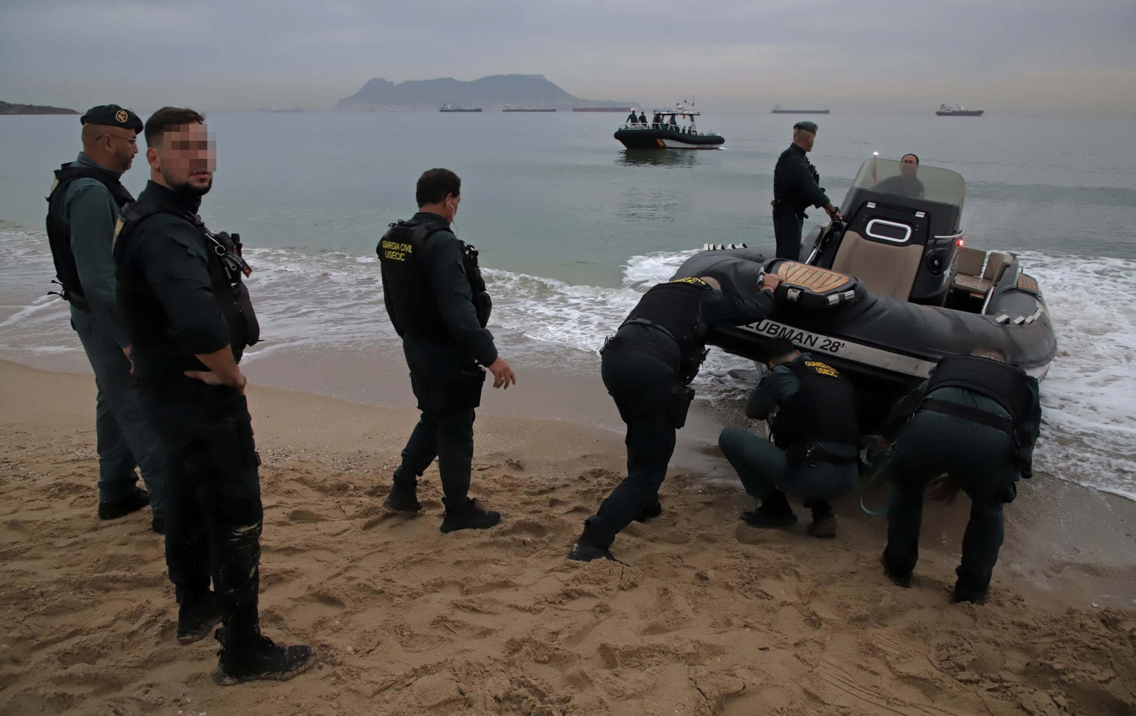Fotos de la embarcación varada en la playa de Getares en Algeciras