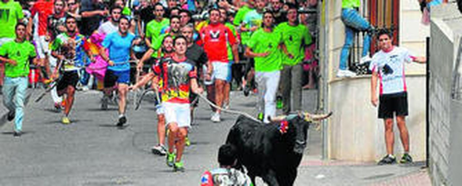 Un astado, ayer por la mañana, seguido por los corredores.