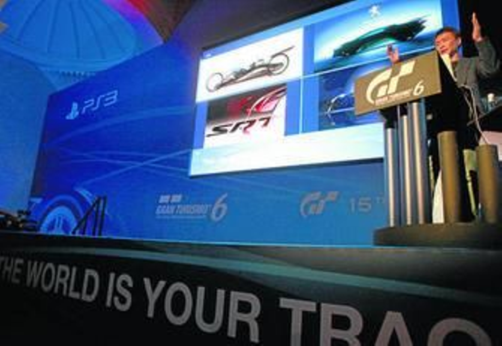 1. Un momento de la presentación del videojuego. 2. El Ayuntamiento de Ronda agradeció al creador del videojuego, Kazunori Yamauchi con un pasaje peatonal en la ciudad. El nipón se emocionó con el reconocimiento. 3. Uno de los simuladores instalados en Ronda.