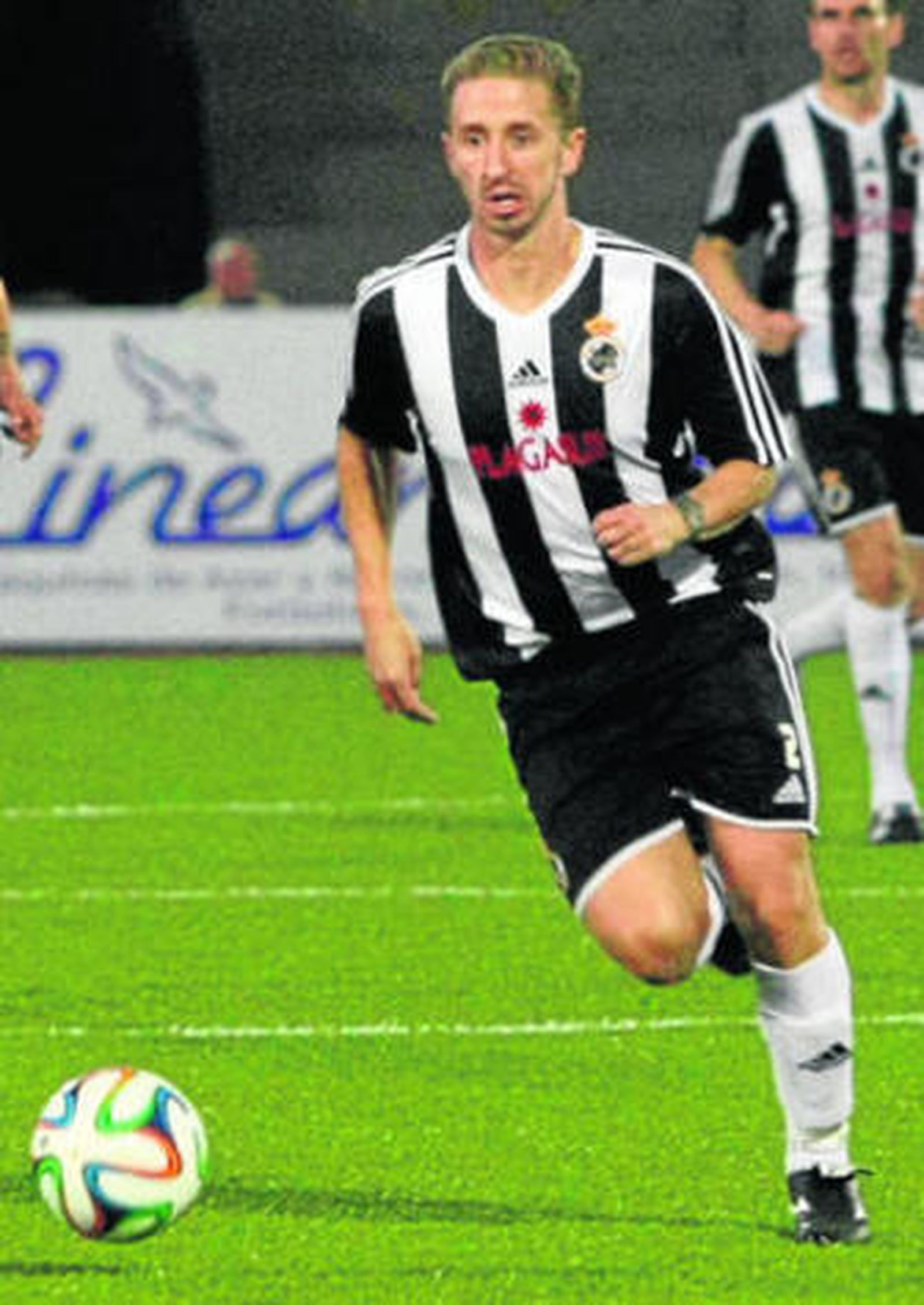 Polaco conduce el balón durante un partido de esta temporada en el Municipal de La Línea.