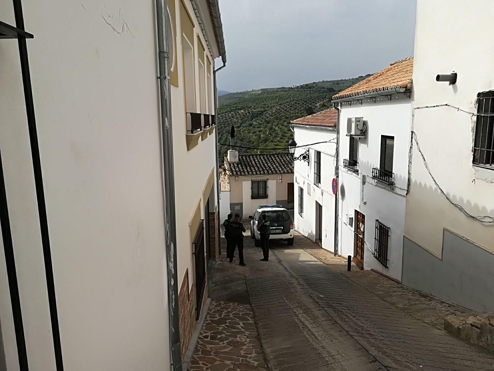 Los agentes custodian la vivienda del octogenario, en la calle Palomarejo Bajo.
