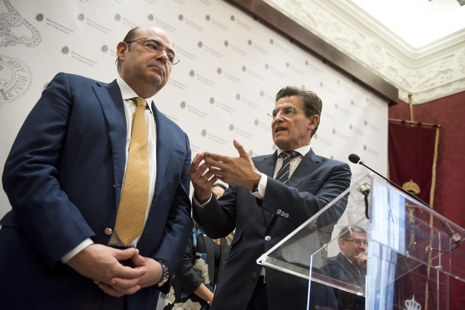 Luis Salvador aguanta la presión de PP y PSOE para dejar la Alcaldía