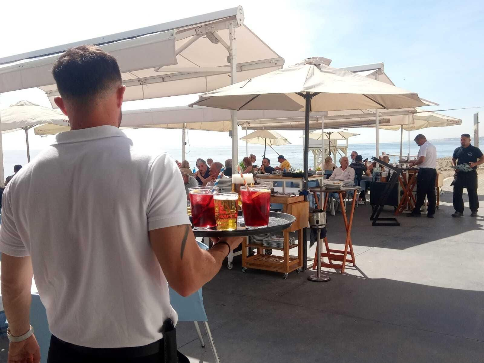 Un camarero realizando un servicio de mesa.