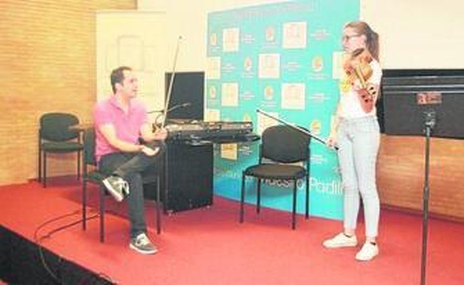 Jesús Reina junto a la joven violinista Beatriz Sierra en la sala Cecilio Paniagua del Maestro Padilla.