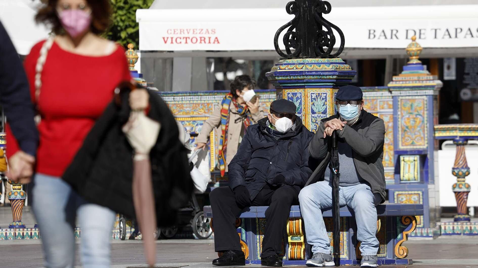 Varias personas con mascarillas en Algeciras