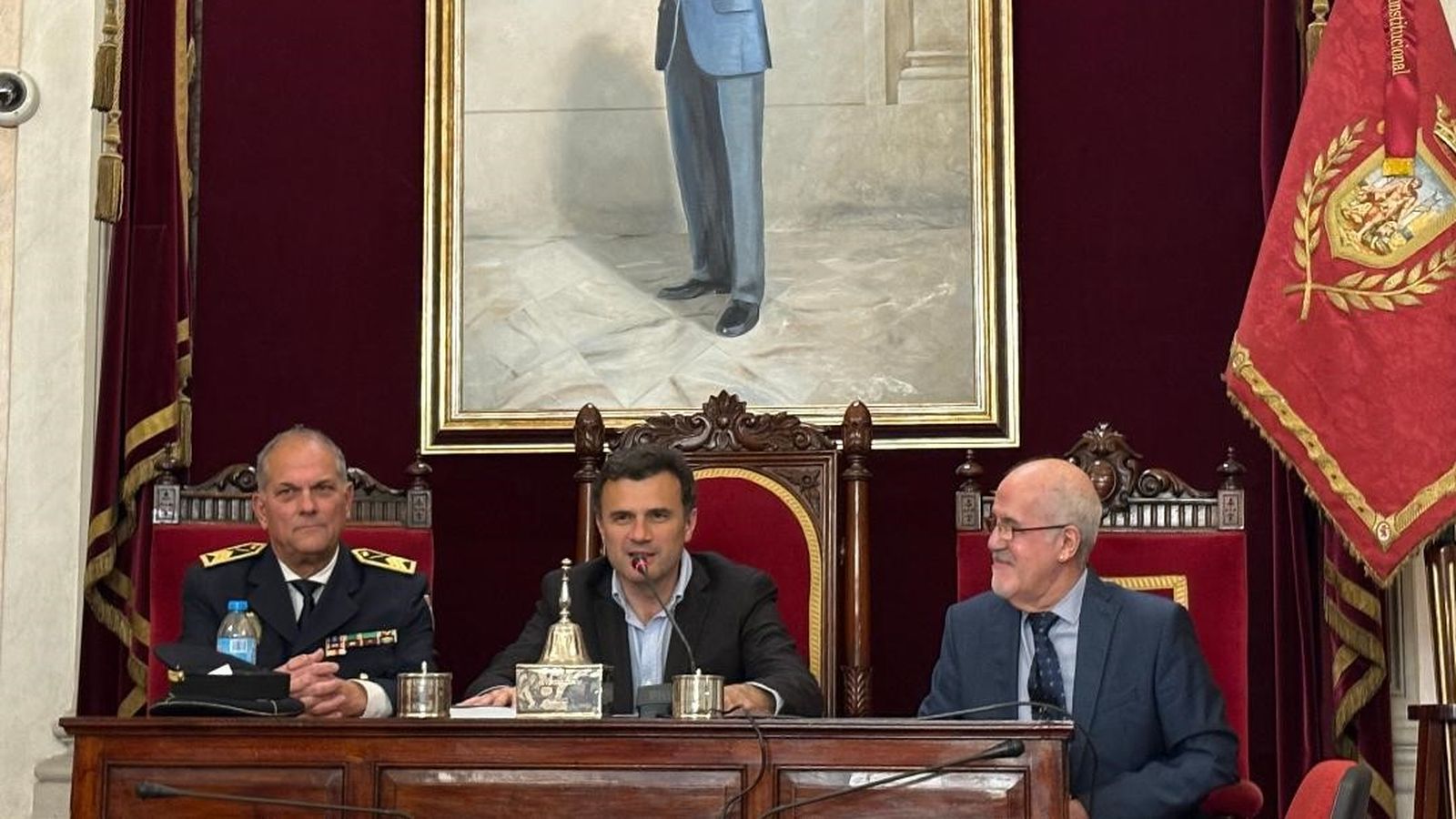 Juan Manuel Padilla, el  alcalde de Cádiz, Bruno García, y el autor del libro, José Rafael Fernández López.