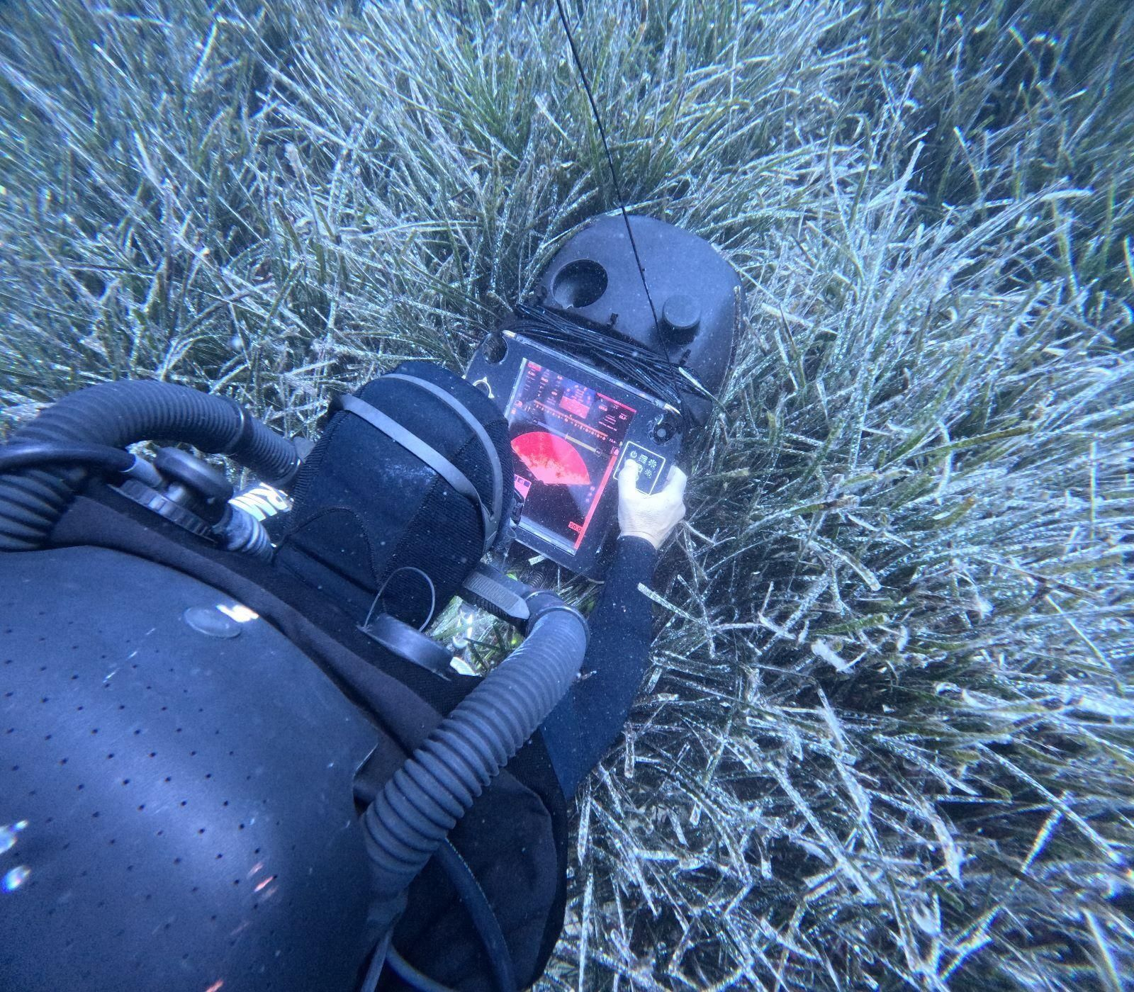 La Unidad de buceadores de Medidas Contra Minas realiza operaciones en aguas muy poco profundas, apertura de brecha con equipo semicerrado CRABE y sonar de mano.