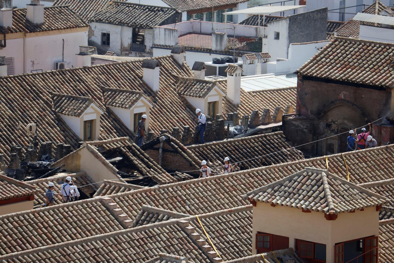 Los daños producidos por el incendio en la Mezquita-Catedral vistos desde las cubiertas
