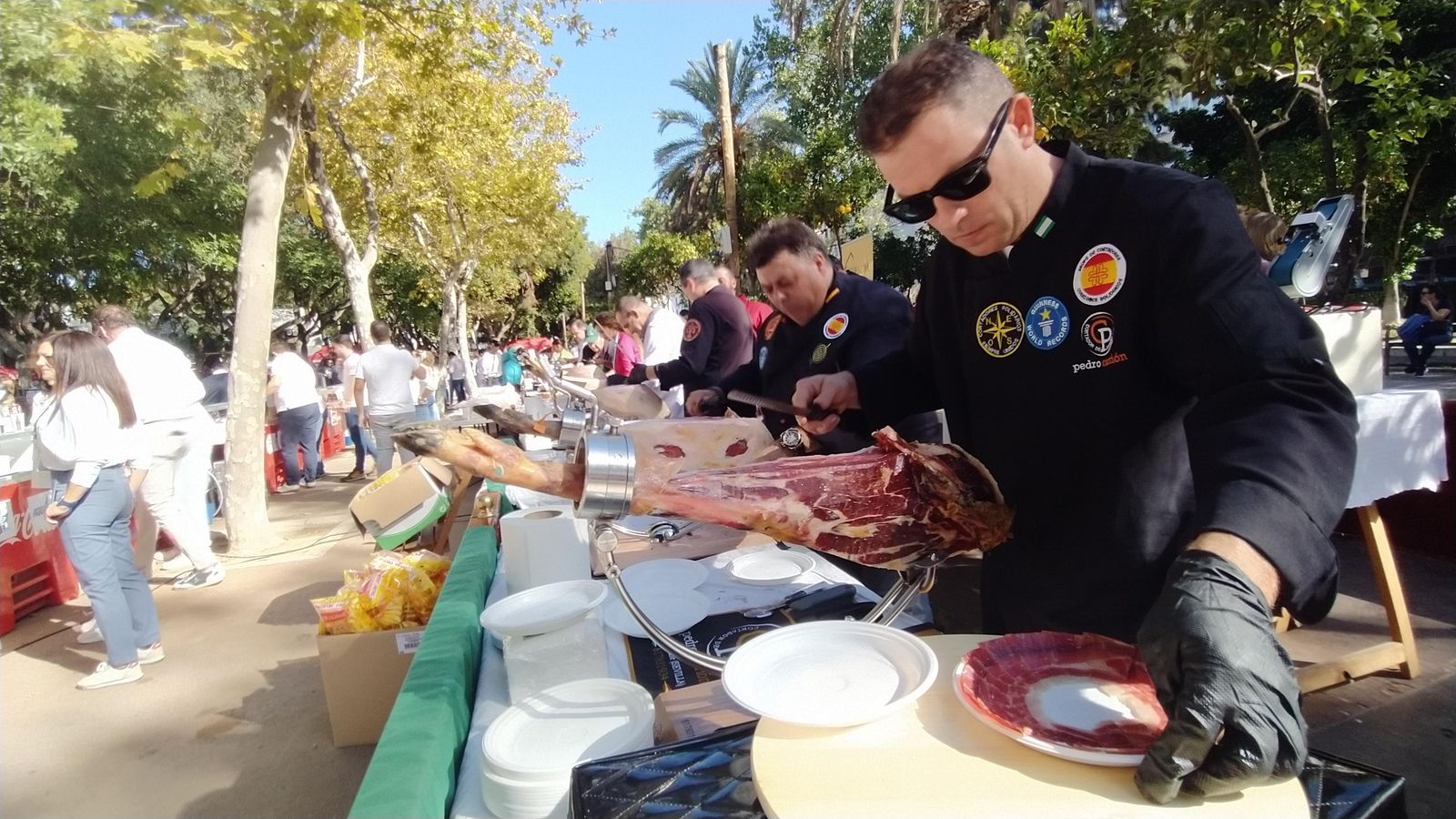 Cortadores de jamón en la Feria Solidaria organizada por los Reyes Magos en San Fernando.