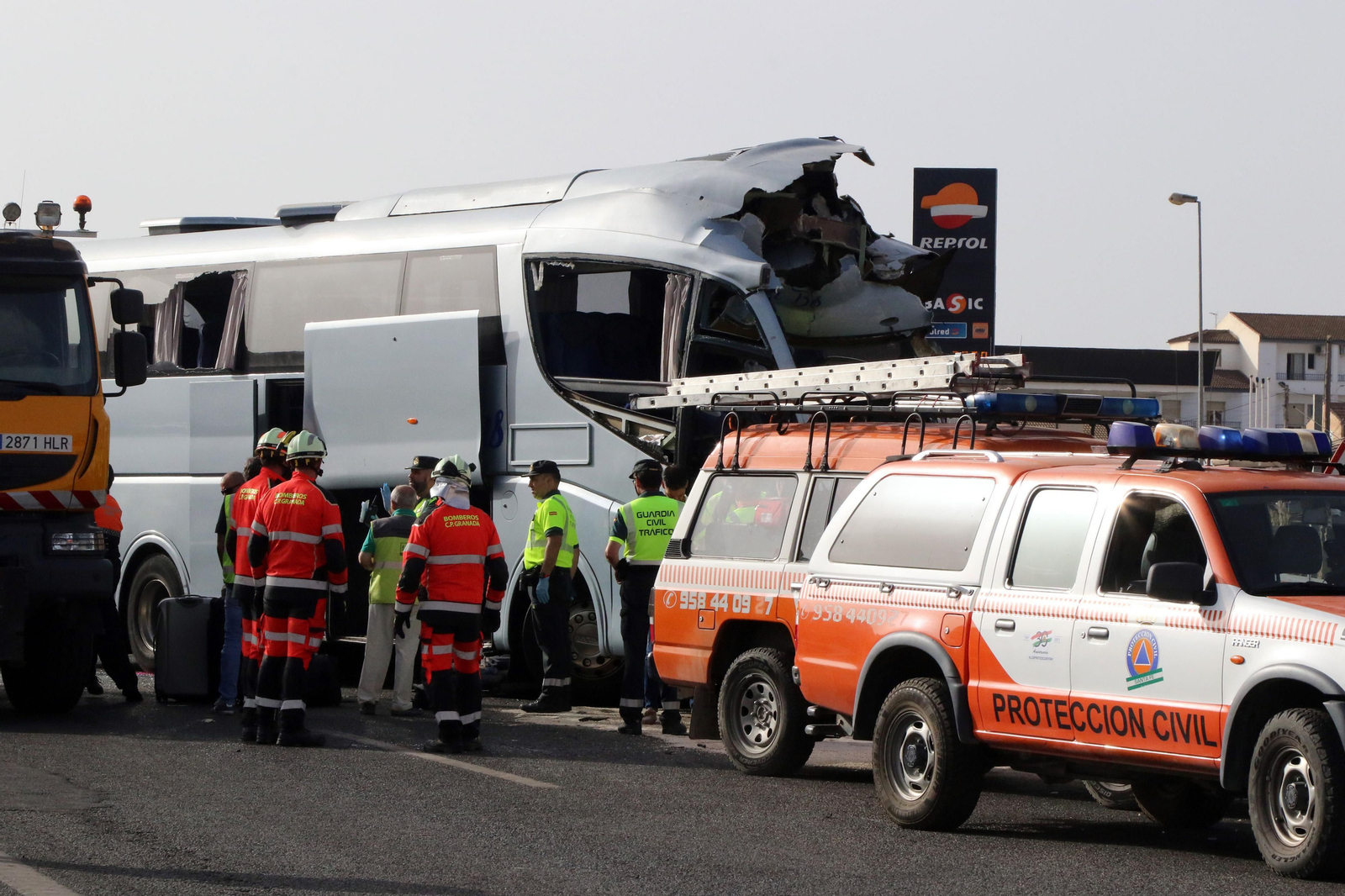 Bomberos, guardias civiles y miembros de Protección Civil acudieron al lugar del accidente.